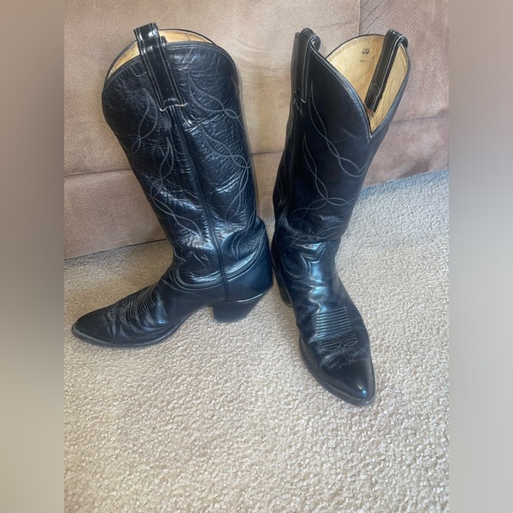 Black Men’s Tony Lama Cowboy Boots
- Men’s size 10 1/2 D
- Don’t wear anymore - Picture 1 of 3